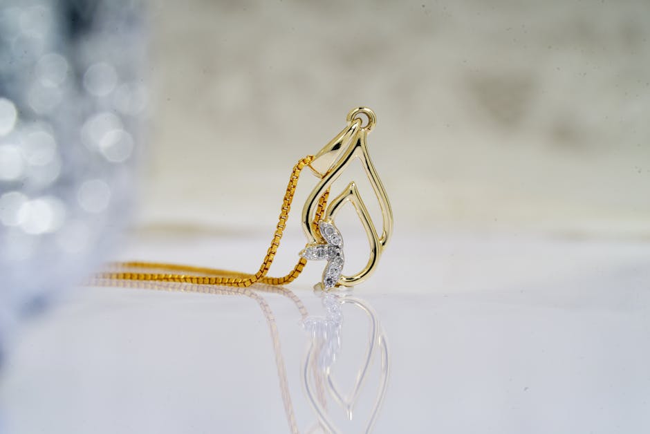 Leo birthstone pendant in gold setting